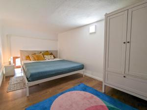 Dormitorio pequeño con cama y armario en Stylish 2-Bedroom Apartment in Central Budapest, en Budapest
