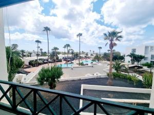 balcone con vista sulla piscina. di Luxury Ocean View Playa Roca a Costa Teguise