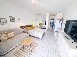un soggiorno con divano e TV di Luxury Ocean View Playa Roca a Costa Teguise