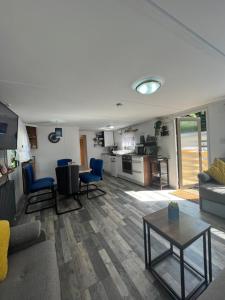sala de estar con sofá y mesa en Unique Caravan with Outdoor Space, en Ballantrae