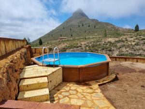 a hot tub with a mountain in the background at La Casita de Tila in Ifonche