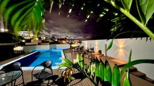 a view of a swimming pool at night at Hotel Antibes in Natal