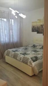 Schlafzimmer mit einem Bett und einem Fenster in der Unterkunft La Casa di Paola in Cavaion Veronese