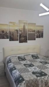 um quarto com uma cama com quatro fotografias na parede em La Casa di Paola em Cavaion Veronese