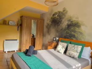 Ένα ή περισσότερα κρεβάτια σε δωμάτιο στο Casa Rural Una Ventana a la Sierra