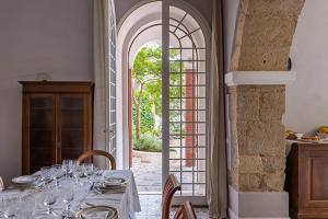 uma sala de jantar com uma mesa com copos de vinho em Borgo Prima Luce em Cuglieri