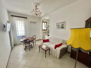 salon z kanapą i stołem w obiekcie Queen House Venezia w Wenecji