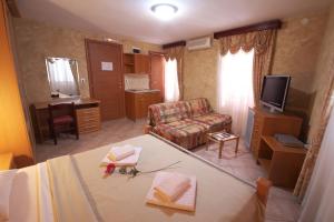 TV a/nebo společenská místnost v ubytování Hotel Rendez Vous