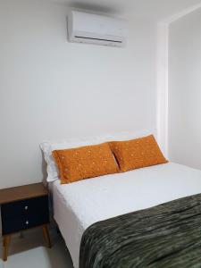 クイアバにあるApt próx. Shopping Pantanal/Centro Políticoのベッドルーム1室(ベッド1台付)、ベッドサイドサイドサイドサイドサイドサイドサイドサイドサイドサイドサイドサイドサイドサイドサイドサイドサイドサイドサイドサイドサイドサイドサイドサイドサイドサイドサイドサイドサイドサイドサイドサイドサイドサイドサイドサイドサイドサイドサイドサイドサイドサイドサイドサイドサイドサイドサイドサイドサイドサイドサイドベッドサイドサイドサイドサイドサイドサイドサイドサイドサイドサイドサイドサイドサイドベッドサイドサイドサイドサイドサイドベッドサイドベッドサイドサイドサイドサイドサイドサイドベッドサイドベッドサイドサイドサイドサイドサイドサイドサイドサイドサイドベッドを利用可能なベッドサイドサイドベッドサイドベッド1台