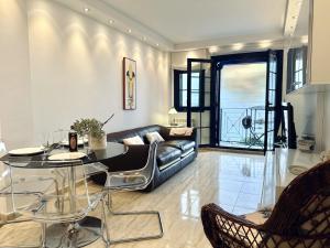 sala de estar con sofá de cuero y mesa de cristal en La Goleta - 6915 en Noja