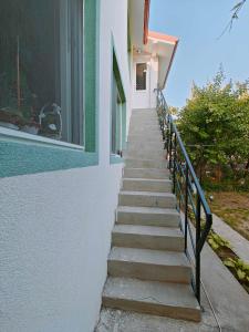 Una escalera que conduce a una casa con ventana en Muzicii 11 - Cozy Seaside Apartments en Năvodari