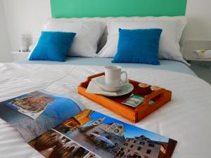 łóżko z tacą z zestawem do parzenia herbaty w obiekcie Apartments & Rooms Marinka w mieście Zadar
