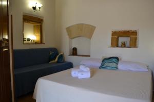 Postel nebo postele na pokoji v ubytování HOTEL Cala Buguto