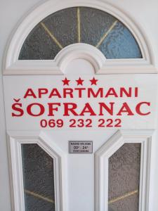 un panneau sur la porte d'entrée d'une synagogue anarma dans l'établissement Apartments Šofranac, à Podgorica
