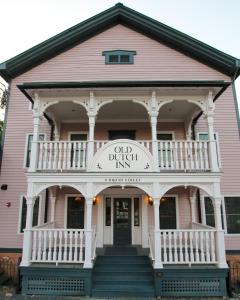 een roze huis met een bord met de tekst dip Dutch Inn bij Old Dutch Inn in Kinderhook