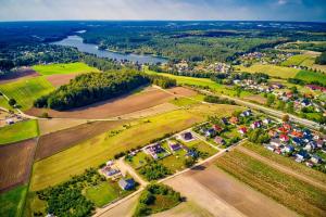 - une vue aérienne sur un parc avec des maisons et une rivière dans l'établissement Oaza, à Gołubie