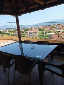 een blauwe tafel en stoelen op een balkon met uitzicht bij Apartments Šofranac in Podgorica