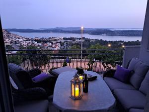 un tavolo e sedie su un balcone con vista di Apartment Mira a Šibenik