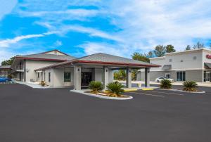 una vista frontal de un hotel con aparcamiento en Red Roof Inn & Suites Thomasville, en Thomasville
