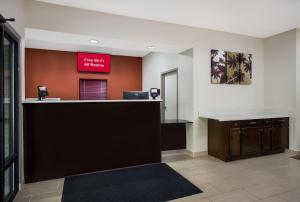 un vestíbulo de oficina con recepción y un cartel en Red Roof Inn & Suites Thomasville, en Thomasville 27 fotos más