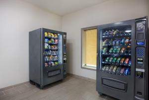 dos máquinas de soda están una al lado de la otra en una habitación en Red Roof Inn & Suites Thomasville, en Thomasville