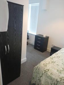 una camera con letto, cassettiera e armadio di Ensuite Double-bed (R3) close to Burnley city centre a Burnley