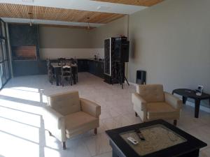 uma sala de estar com duas cadeiras e uma mesa em CASA TIPO CHALET SALTA em Salta