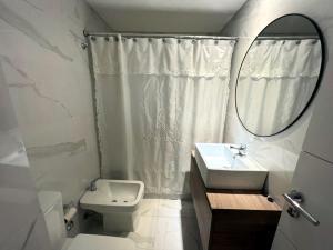 Baño blanco con lavabo y espejo en DZAIN 3, Piscina Cochera, Gimnasio, Playromm, Parrilla -CERCA DE TOD0,, check in flexible en Buenos Aires