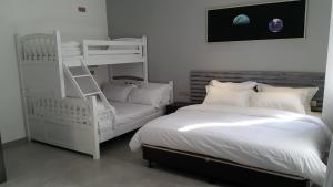 Postel nebo postele na pokoji v ubytování M Design Hotel @ Shamelin Perkasa