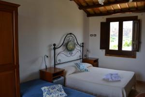 Postel nebo postele na pokoji v ubytování HOTEL Cala Buguto