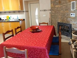 uma cozinha com uma mesa com uma tigela em Casa do Pastana em Ancião