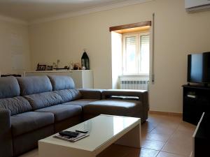 sala de estar con sofá y mesa de centro en Casa do Pastana en Ancião