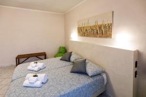 1 dormitorio con 1 cama con toallas en Dimora del Viaggiatore, en Prato