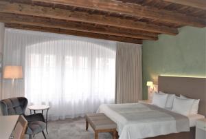 Posteľ alebo postele v izbe v ubytovaní The Golden Wheel Hotel