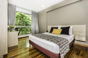 Tempat tidur dalam kamar di Hotel Asturias Medellin