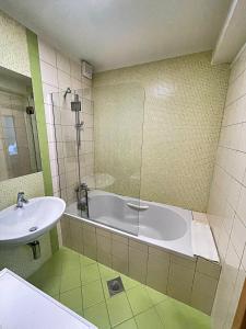 bagno con vasca e lavandino di Vila Urbana Luxury Apartments a Lesce