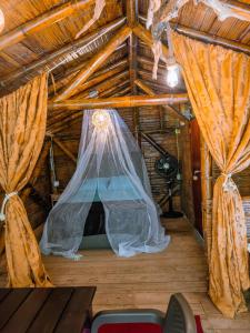 Postel nebo postele na pokoji v ubytování Glamping Río Claro