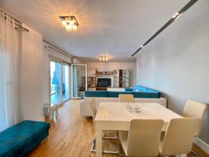 sala de estar con mesa blanca y sofá en Reina Suite en Durrës