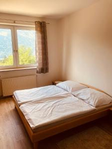 uma cama num quarto com uma janela em Appartment Gailtalblick em Nötsch