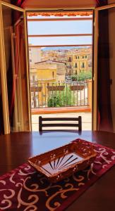 トラビーアにあるIl Principe casa vacanzeの窓の見えるテーブルの上にトレイ