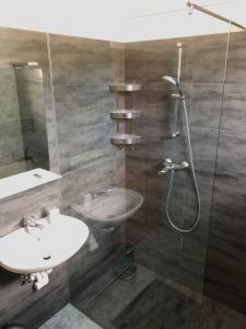 uma casa de banho com um chuveiro e um lavatório. em Appartment Gailtalblick em Nötsch