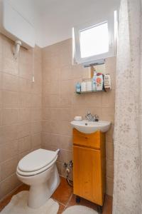een badkamer met een toilet en een wastafel bij LiliHome in Gárdony