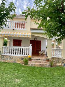 a house with a porch and a lawn at Los Alamos Somhome in Peñíscola