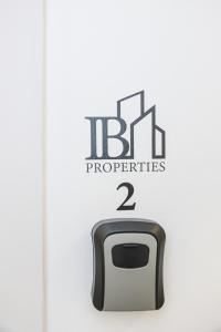 شهادة أو جائزة أو لوحة أو أي وثيقة أخرى معروضة في IB Properties Suites