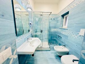 a blue bathroom with a sink and a toilet at Sky Ponza - Immobilevante in Ponza