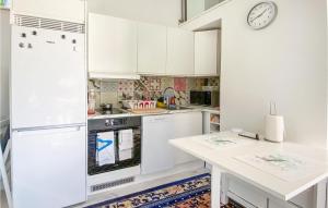 een keuken met witte kasten en een aanrecht bij Beautiful Home In Grimeton With Wifi in Grimeton