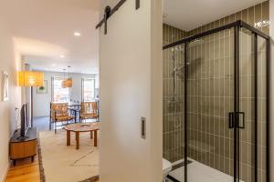 La salle de bains est pourvue d'une douche avec une porte en verre. dans l'établissement Dasi House, à Porto