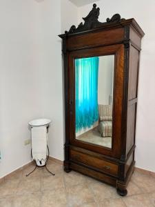 een spiegel in een kamer met een tafel en een kruk bij La Casa Dei Fagiani in Foligno