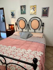een slaapkamer met een bed met twee spiegels erop bij La Casa Dei Fagiani in Foligno