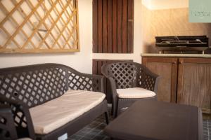 ein Wartezimmer mit zwei Stühlen und einem Tisch in der Unterkunft Casa das Hortas in Vila Franca do Campo + 42 Fotos